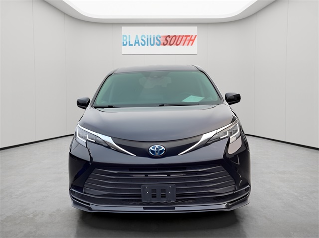 2021 Toyota Sienna LE photo 8