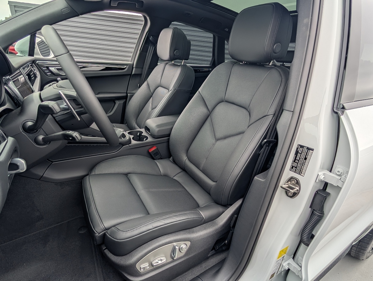 2025 Porsche Macan T photo 5