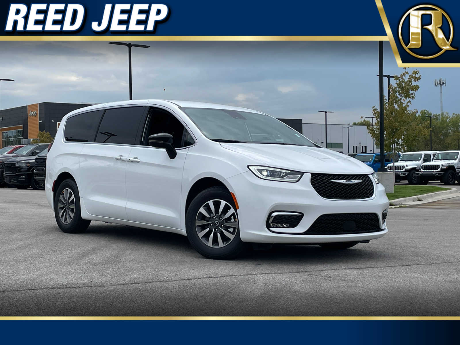 2026 Chrysler Pacifica PHEV Select's photo