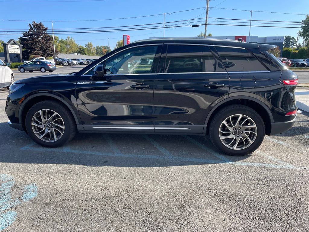 2022 Lincoln Corsair Standard photo 2