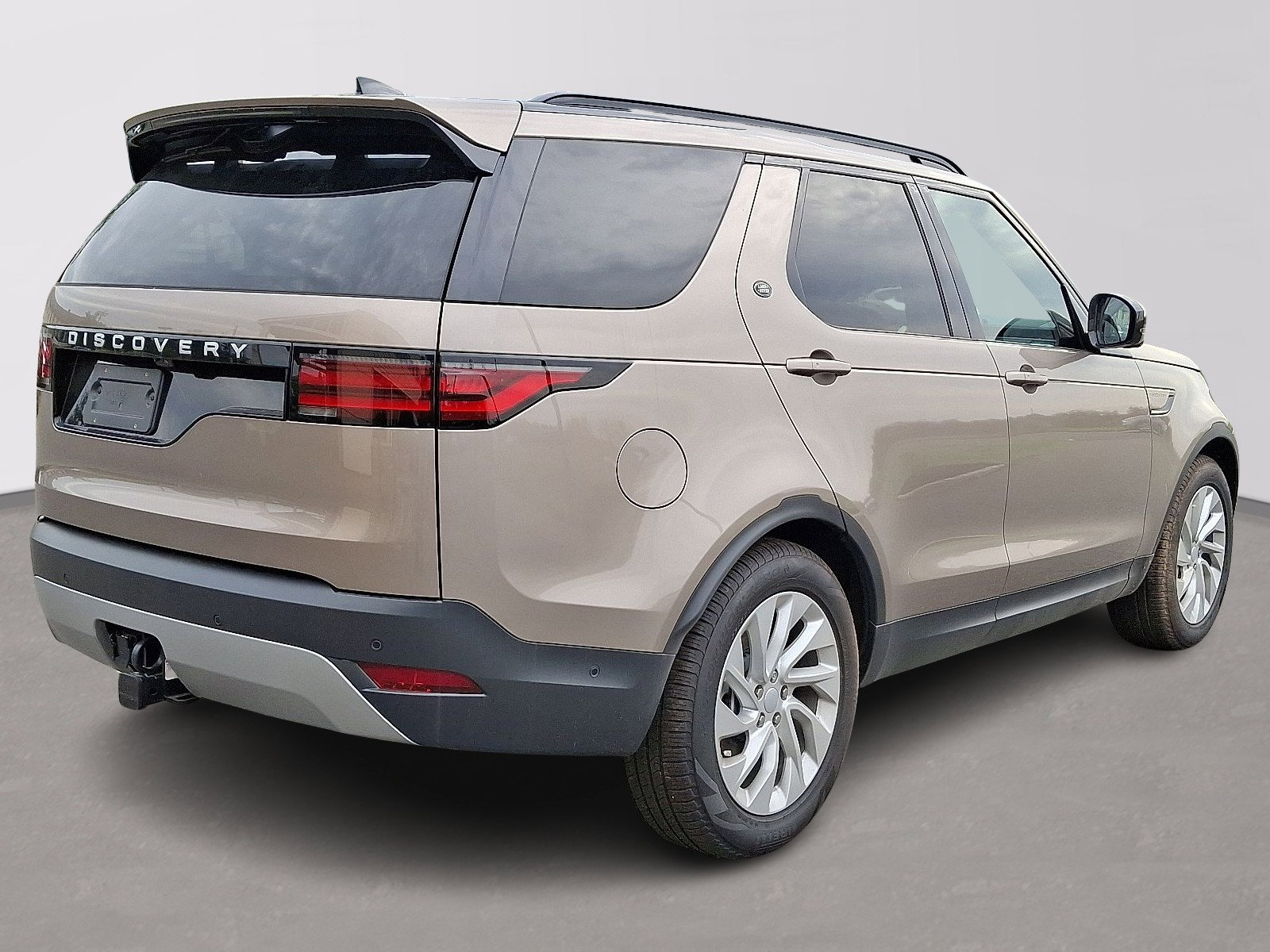 2025 Land Rover Discovery S photo 3