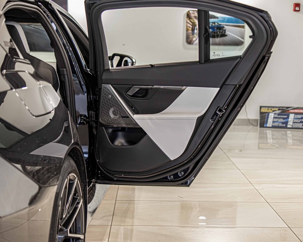 2025 BMW M5 - Image 39