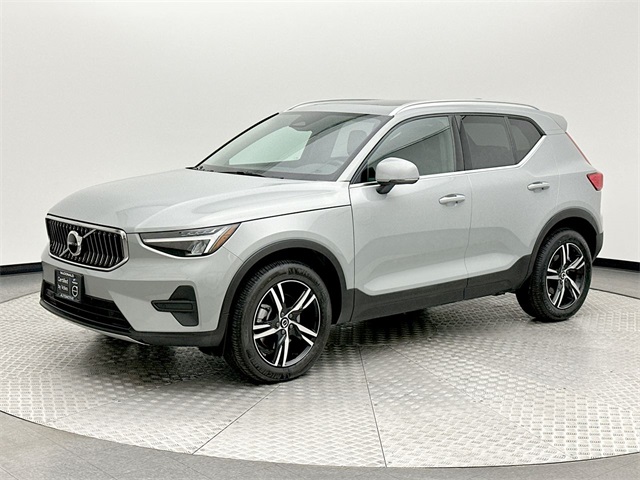 2025 Volvo XC40 Core's photo