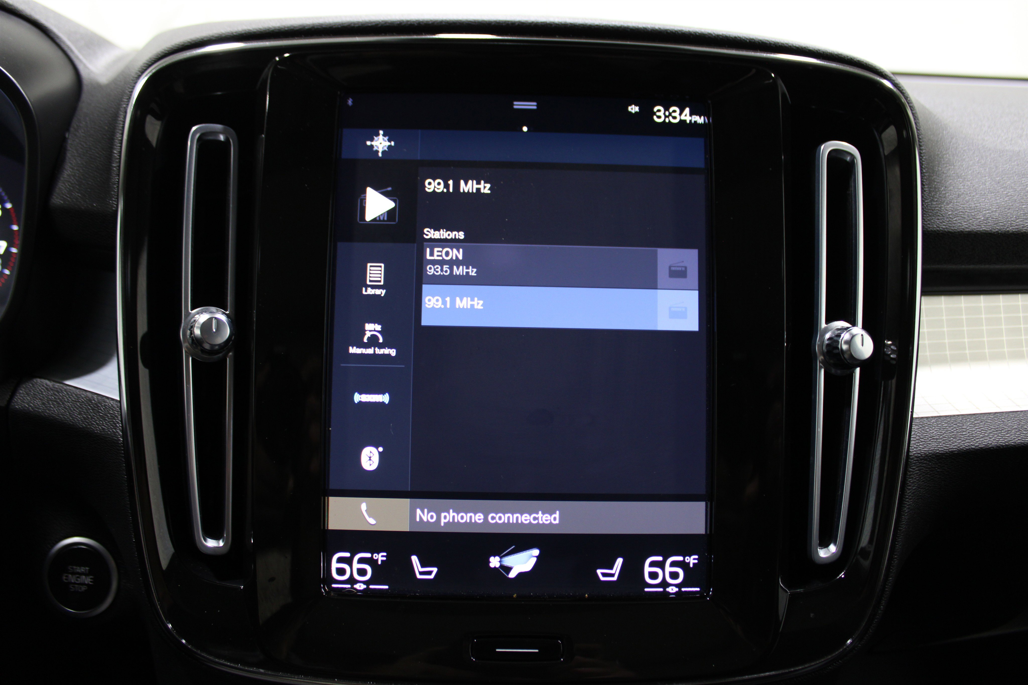 2022 Volvo XC40 Momentum photo 2