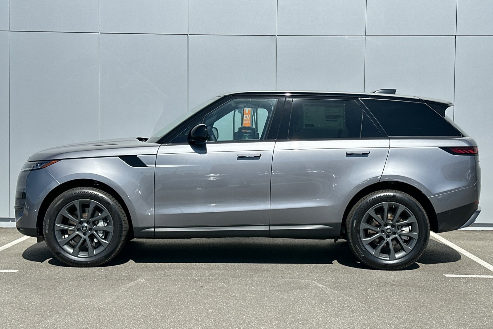 2025 Land Rover Range Rover Sport SE photo 3