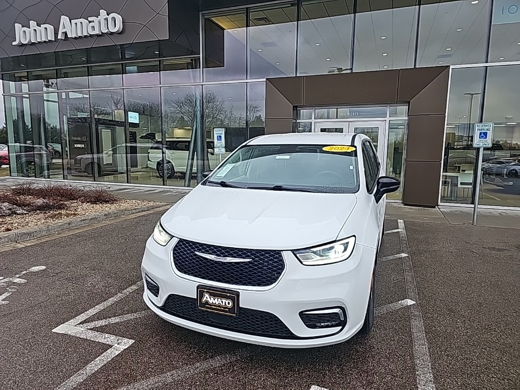 2024 Chrysler Pacifica Touring L's photo