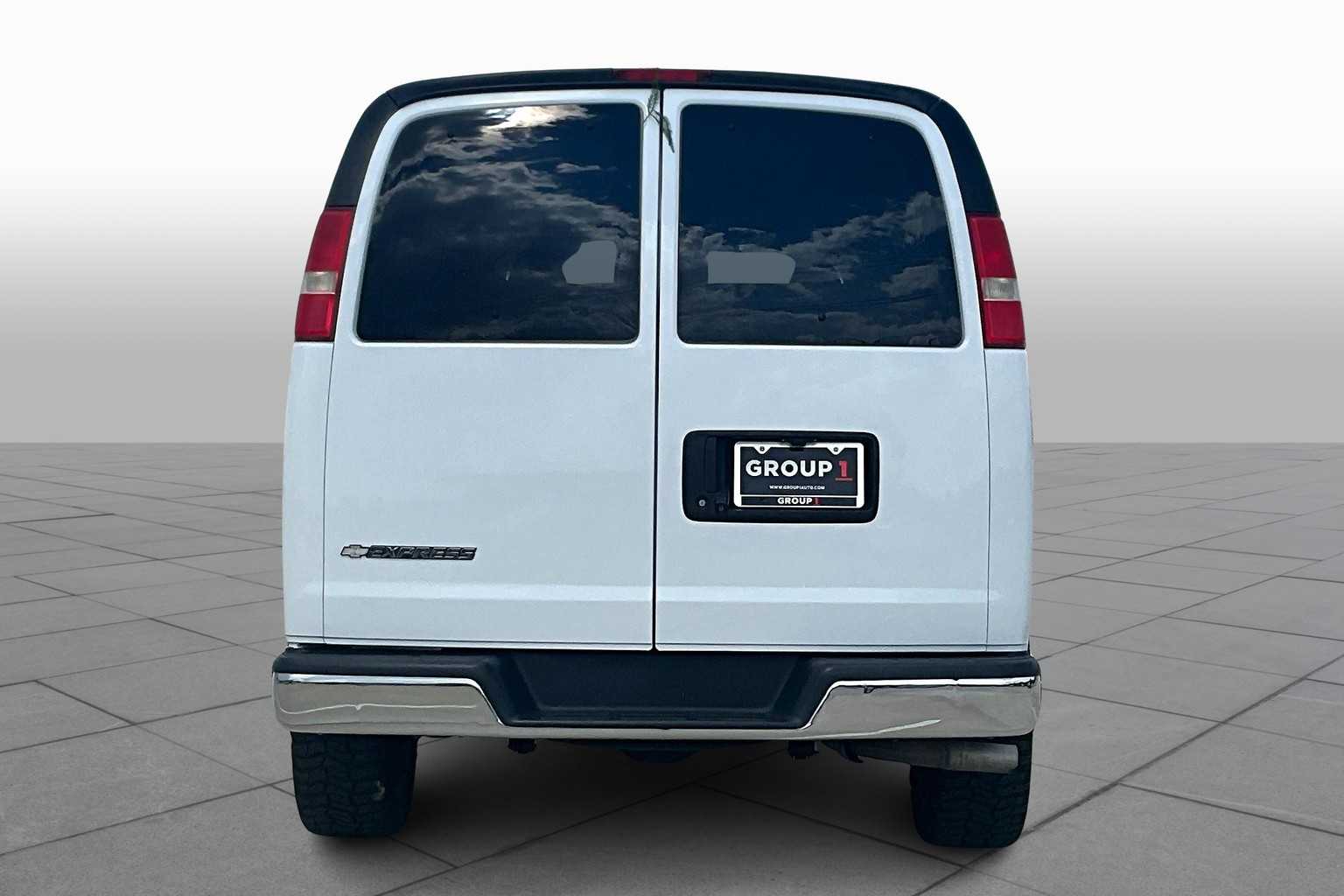 2018 Chevrolet Express Passenger LT photo 4