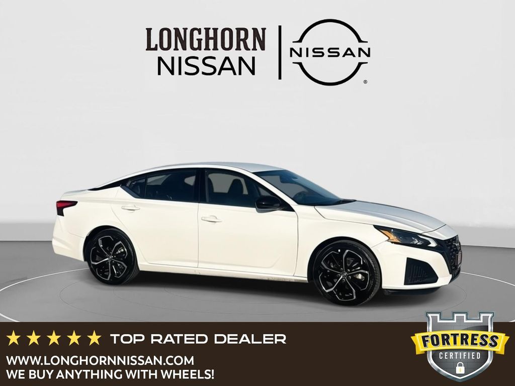 2023 Nissan Altima SR's photo