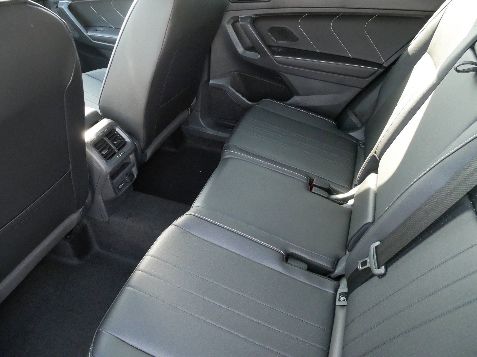 2024 Volkswagen Tiguan SE R-Line photo 2