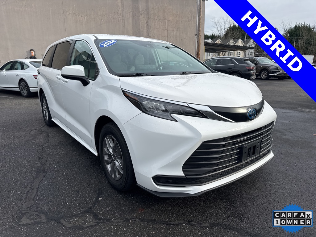2024 Toyota Sienna LE's photo