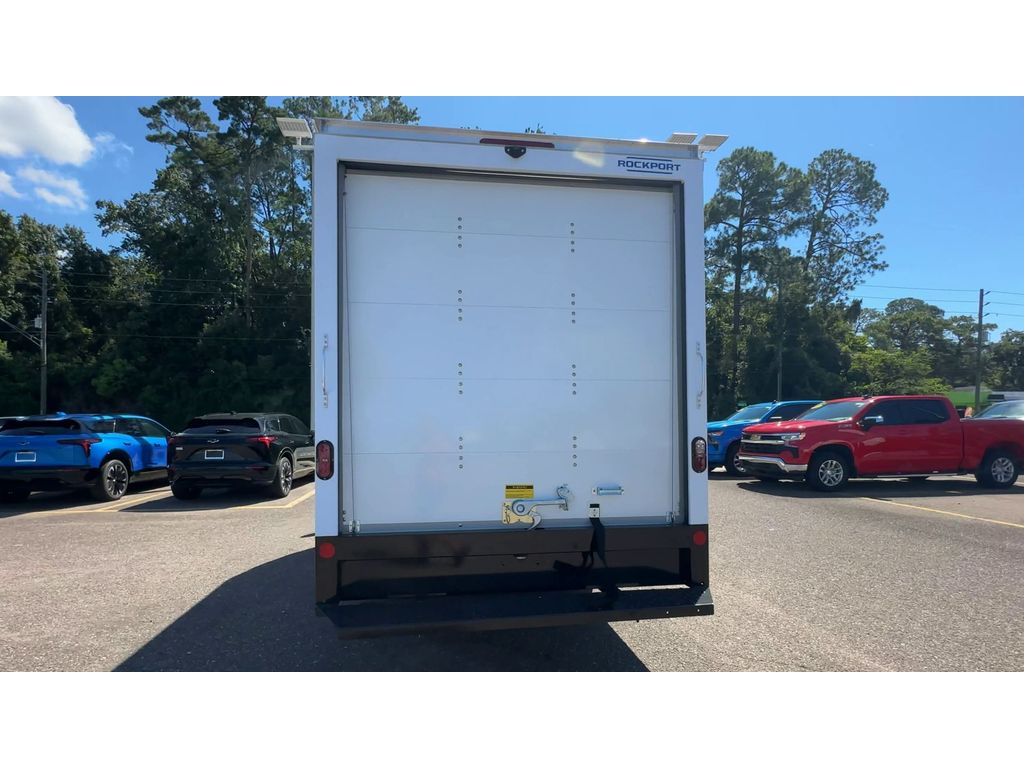 2025 Chevrolet Express Cutaway 3500 photo 2