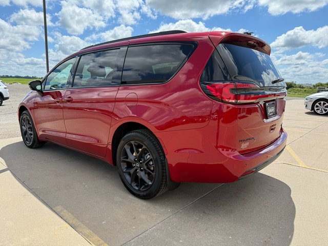 2026 Chrysler Pacifica Limited photo 6
