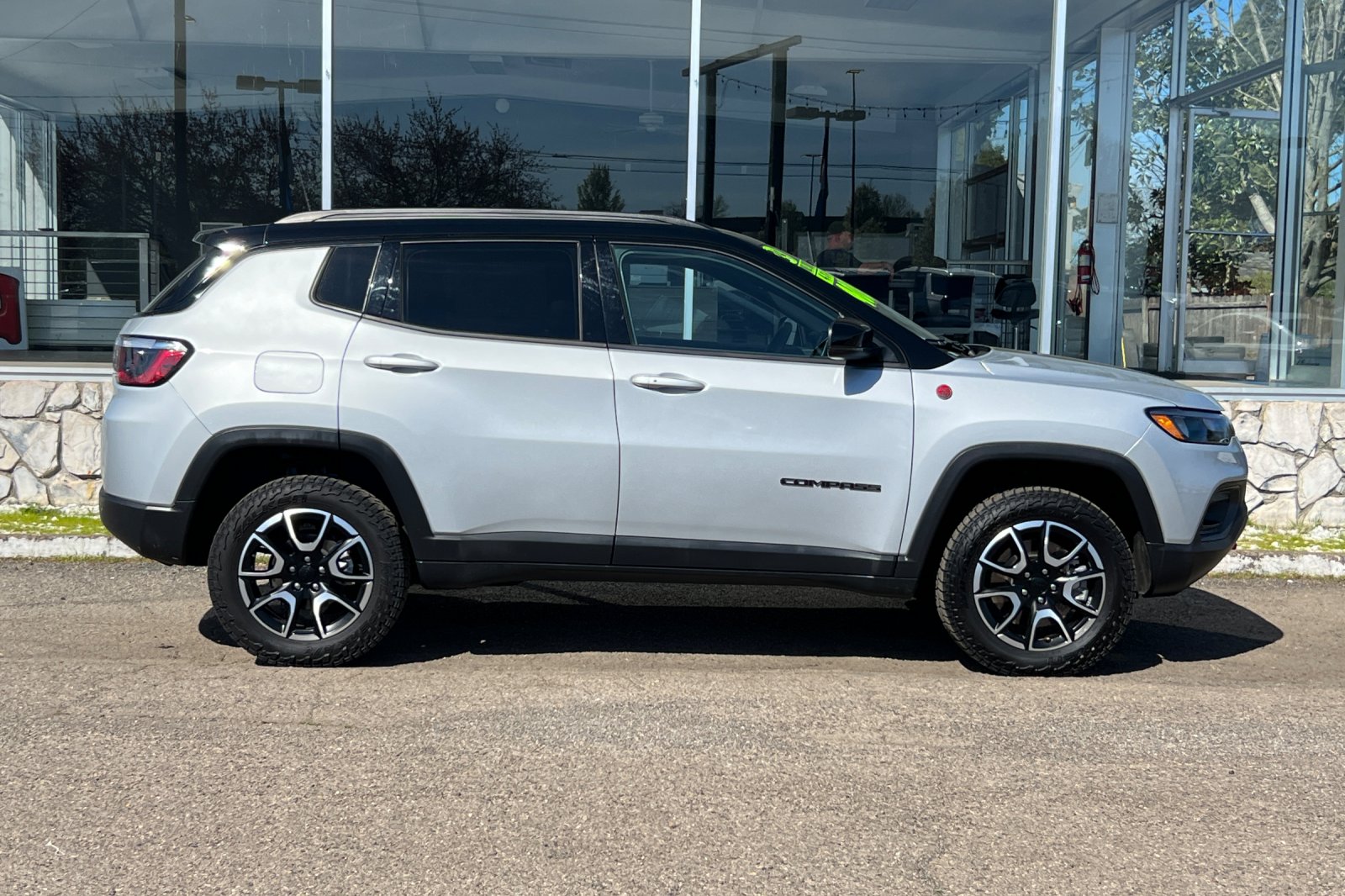 2024 Jeep Compass Trailhawk photo 2