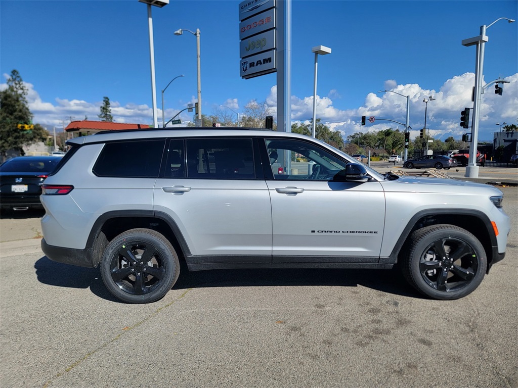 2025 Jeep Grand Cherokee Limited photo 3
