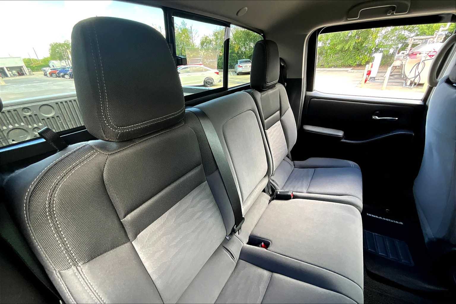 2024 Nissan Frontier SV photo 17