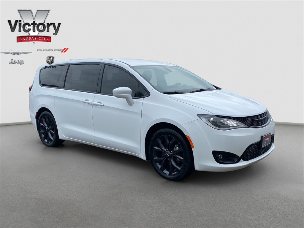 2020 Chrysler Pacifica Touring's photo