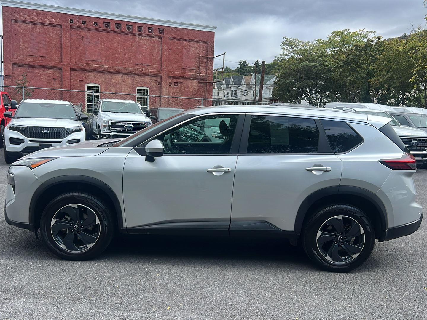 2024 Nissan Rogue SV photo 2