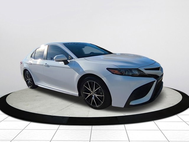 2023 Toyota Camry SE's photo