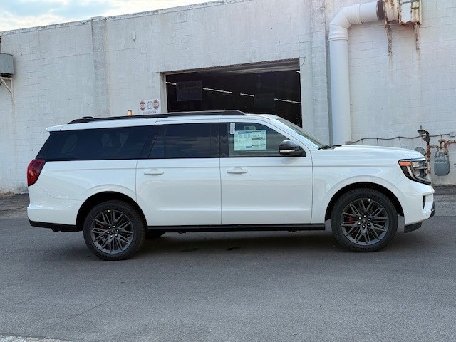 2025 Ford Expedition Platinum MAX photo 2