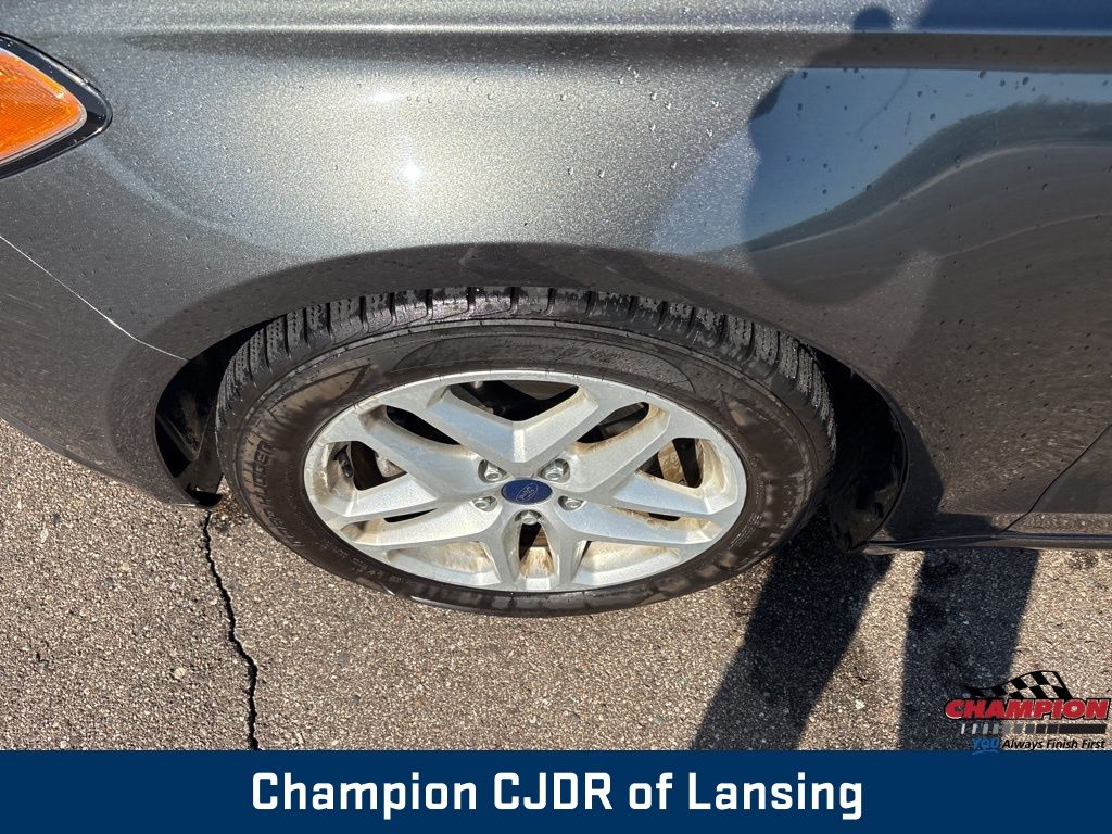 2016 Ford Fusion SE photo 2