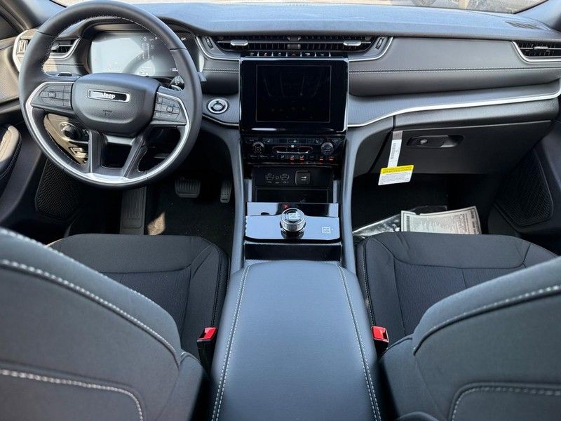 2025 Jeep Grand Cherokee Laredo X photo 6