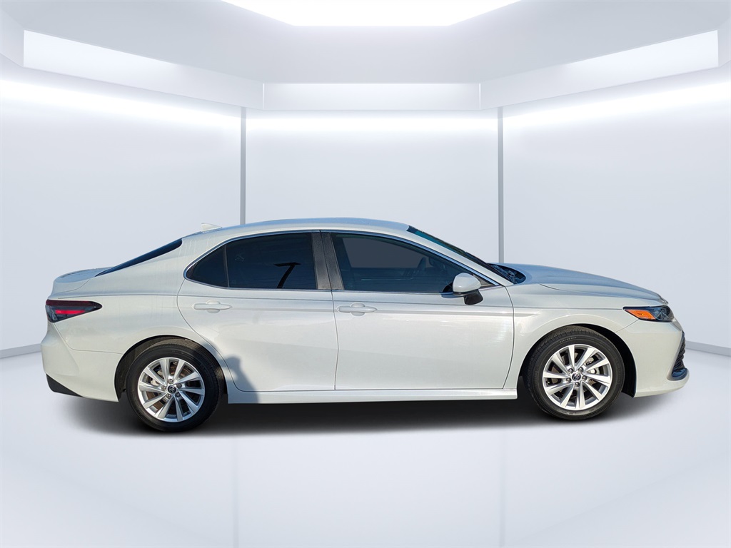 2022 Toyota Camry LE photo 2