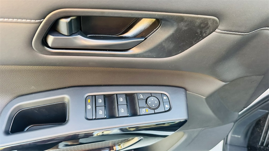 2025 Nissan Pathfinder SV photo 14