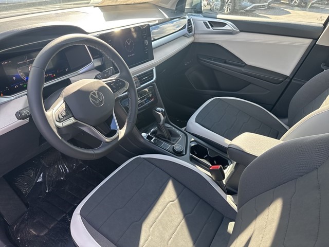2025 Volkswagen Taos SE photo 4