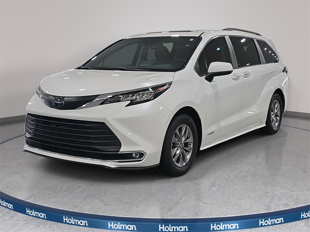 2021 Toyota Sienna XLE's photo