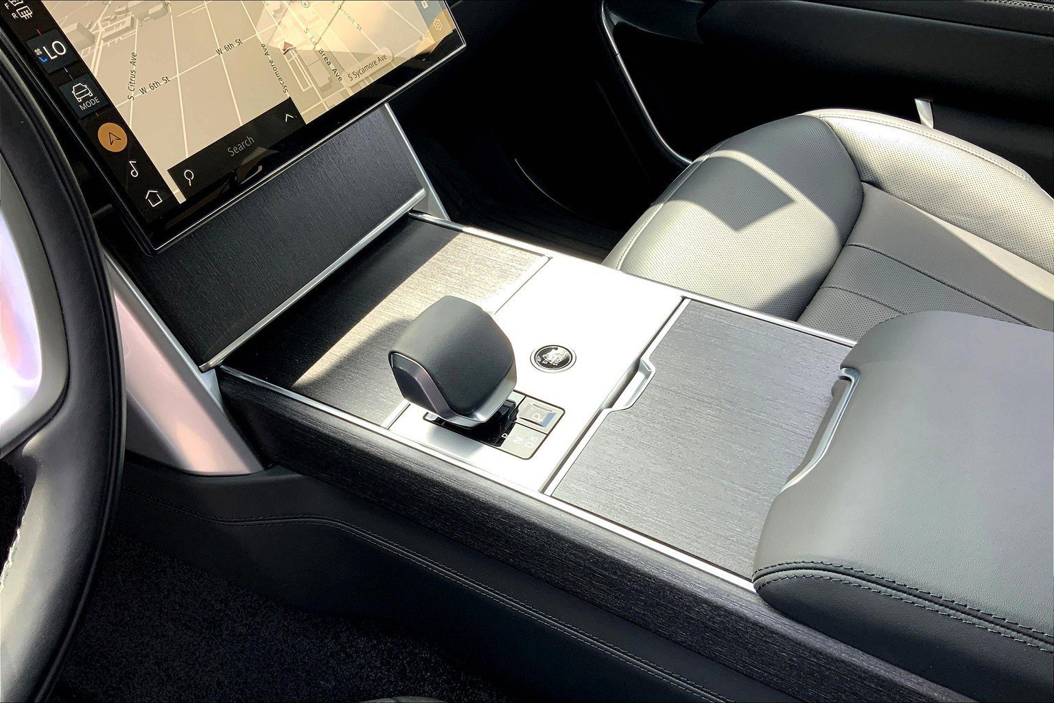 2025 Land Rover Range Rover SE photo 4
