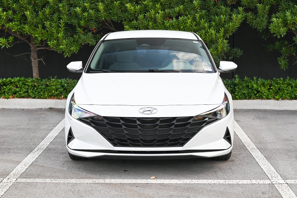 2023 Hyundai Elantra SEL photo 2