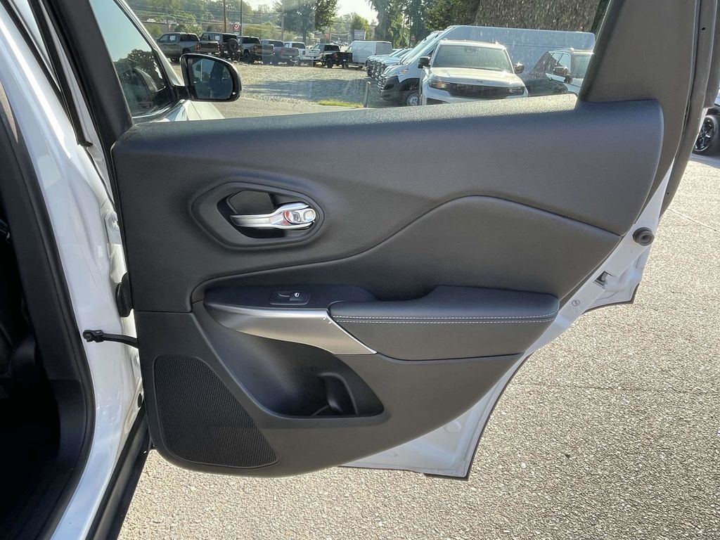 2019 Jeep Cherokee Latitude photo 17