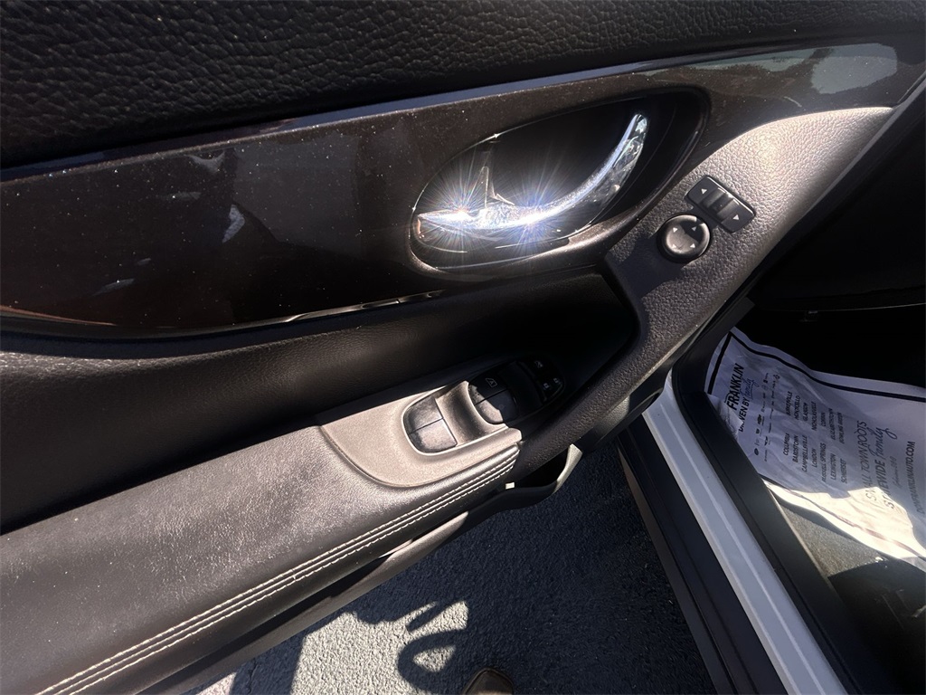 2020 Nissan Rogue SV photo 19