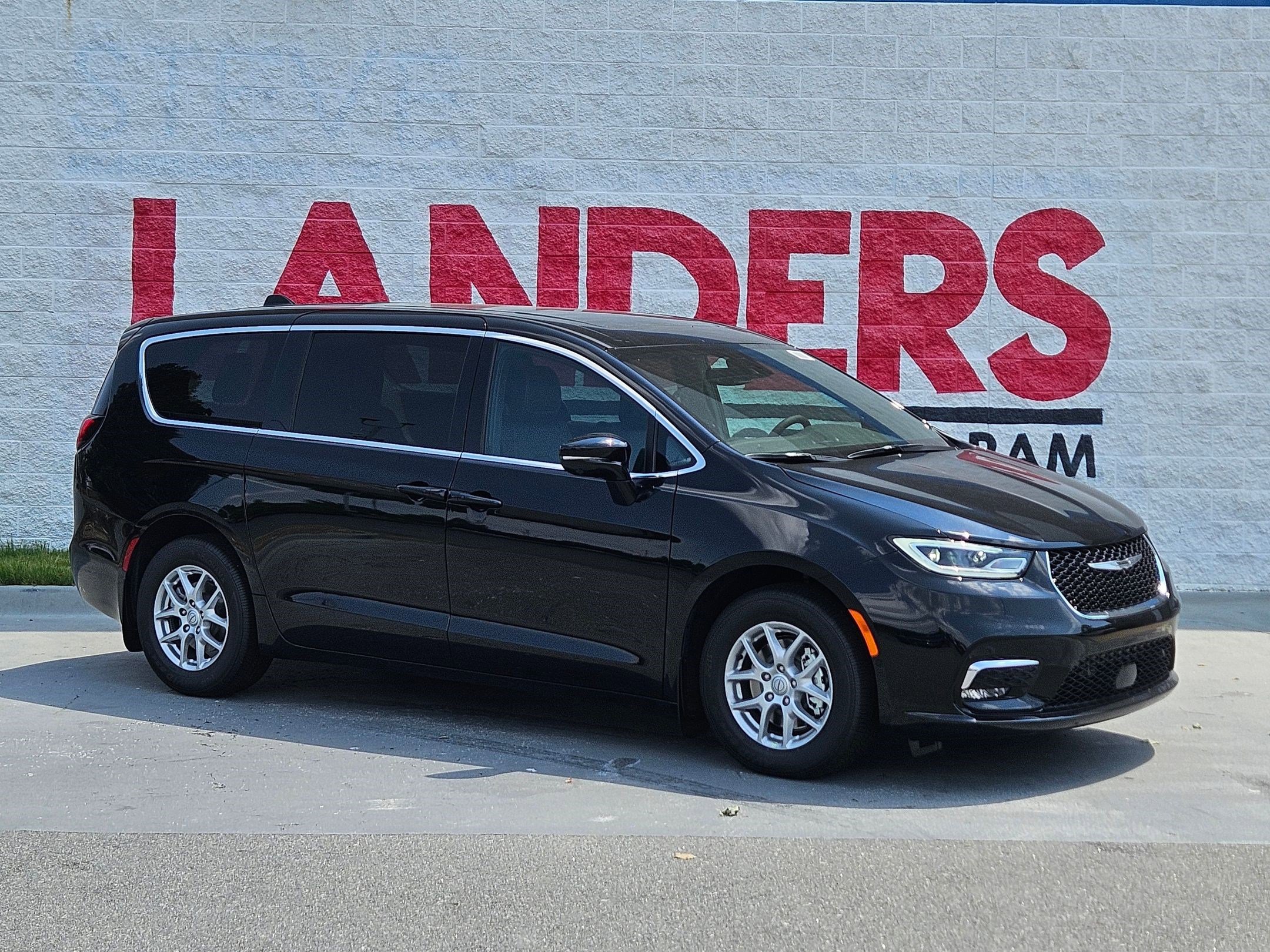 2026 Chrysler Pacifica Select's photo