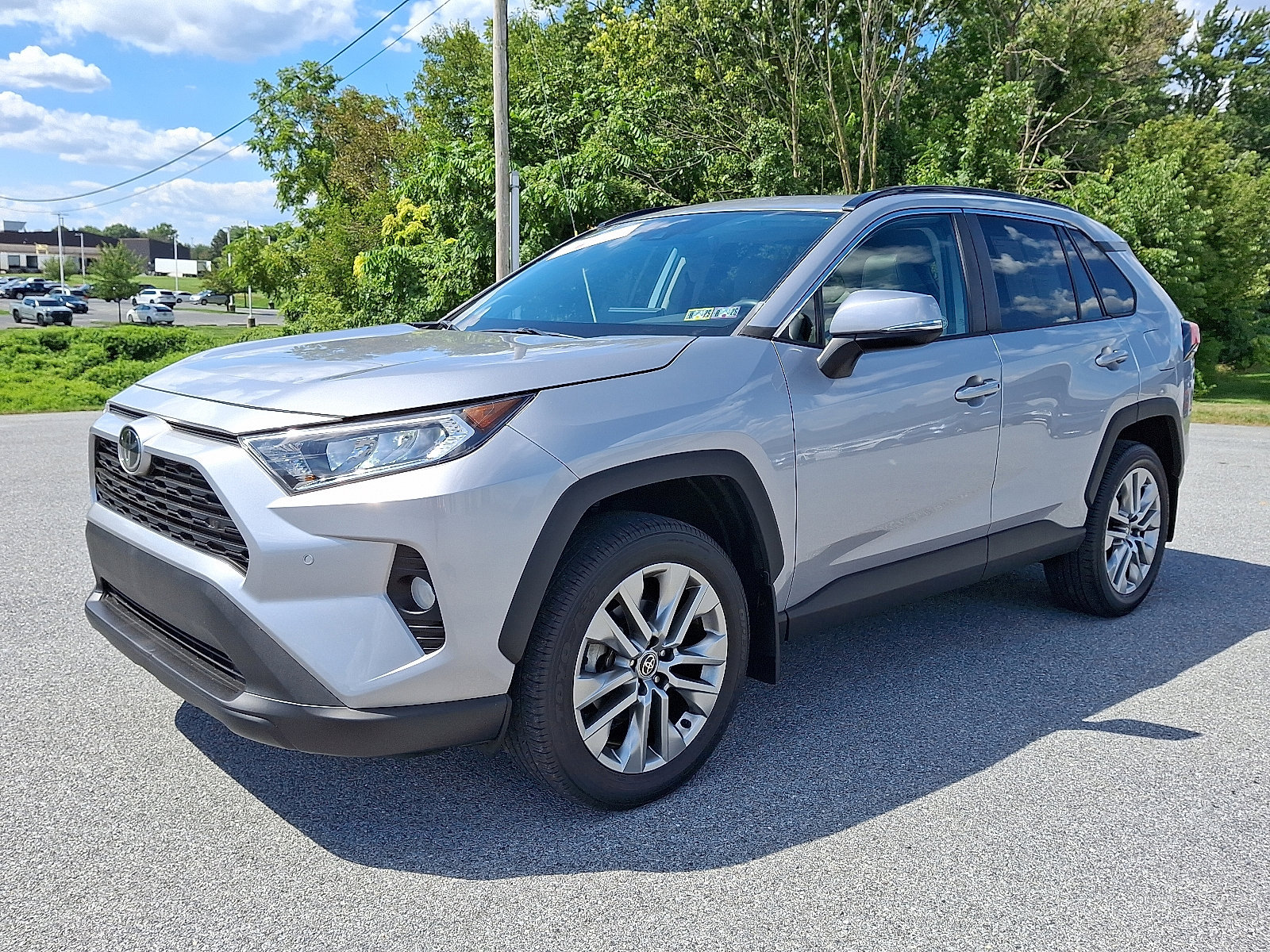 2021 Toyota RAV4 XLE Premium photo 3