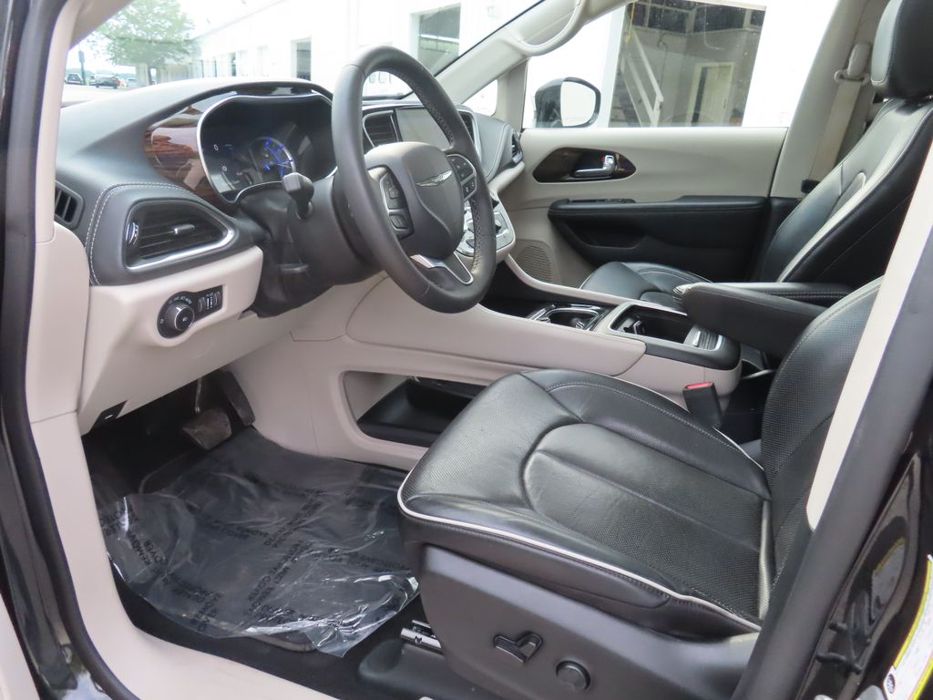 2023 Chrysler Pacifica Hybrid Limited photo 15
