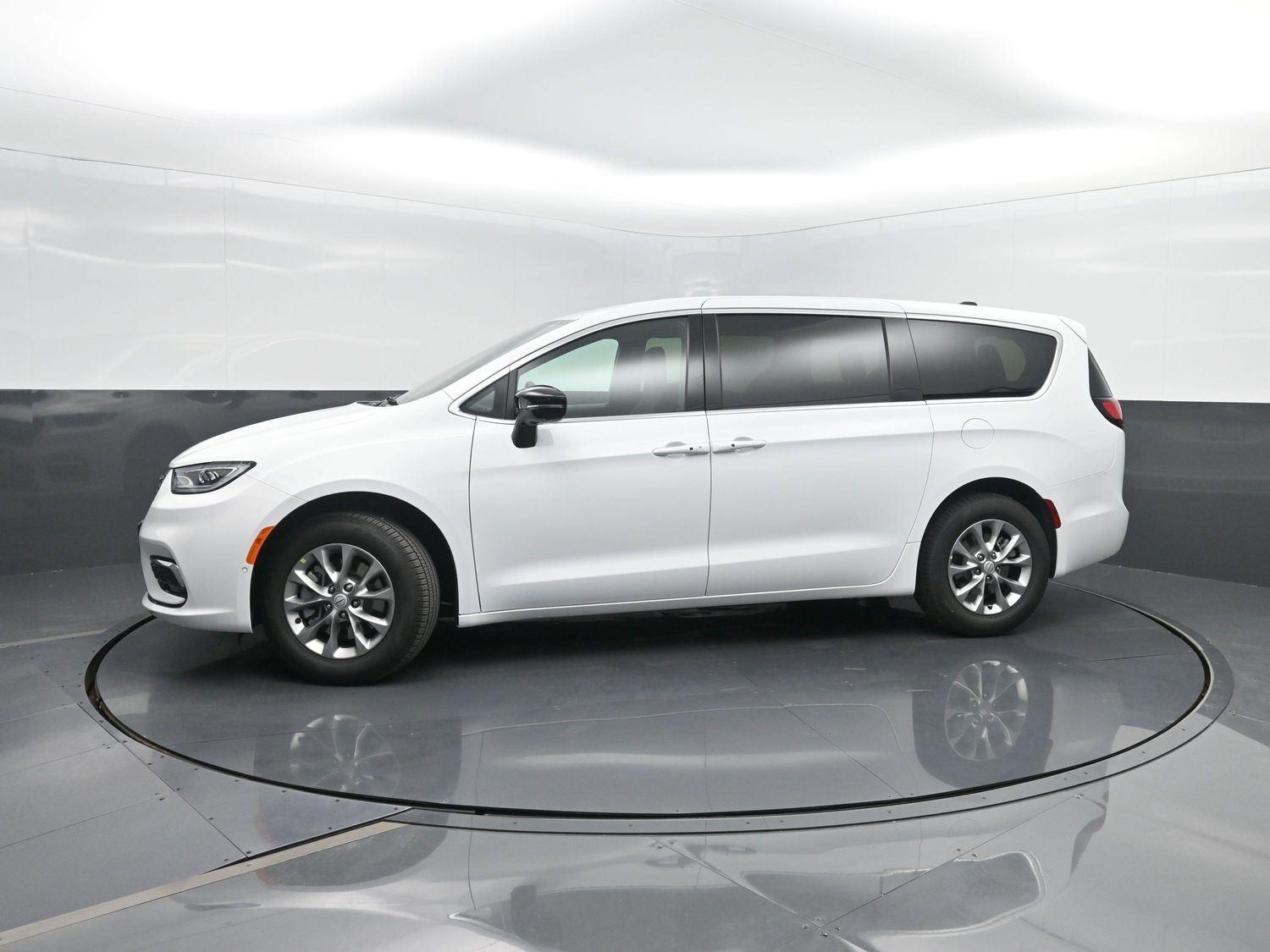 2026 Chrysler Pacifica Select's photo