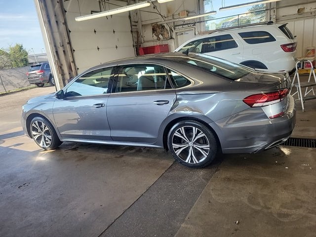 2021 Volkswagen Passat 2.0T SE photo 2