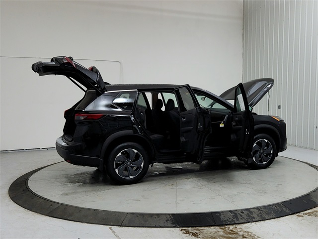 2025 Nissan Rogue SV photo 13