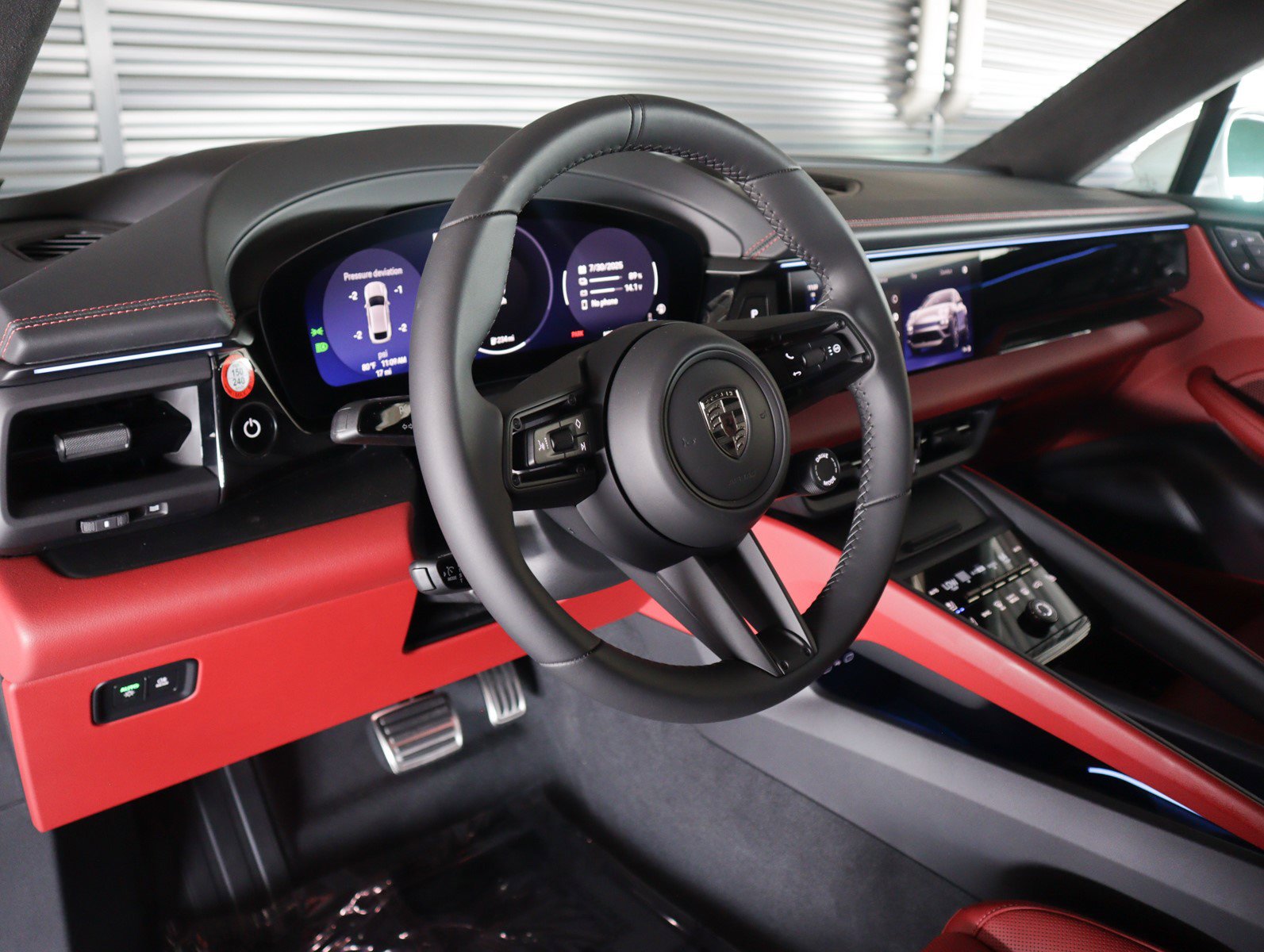 2025 Porsche Macan Electric Turbo photo 4