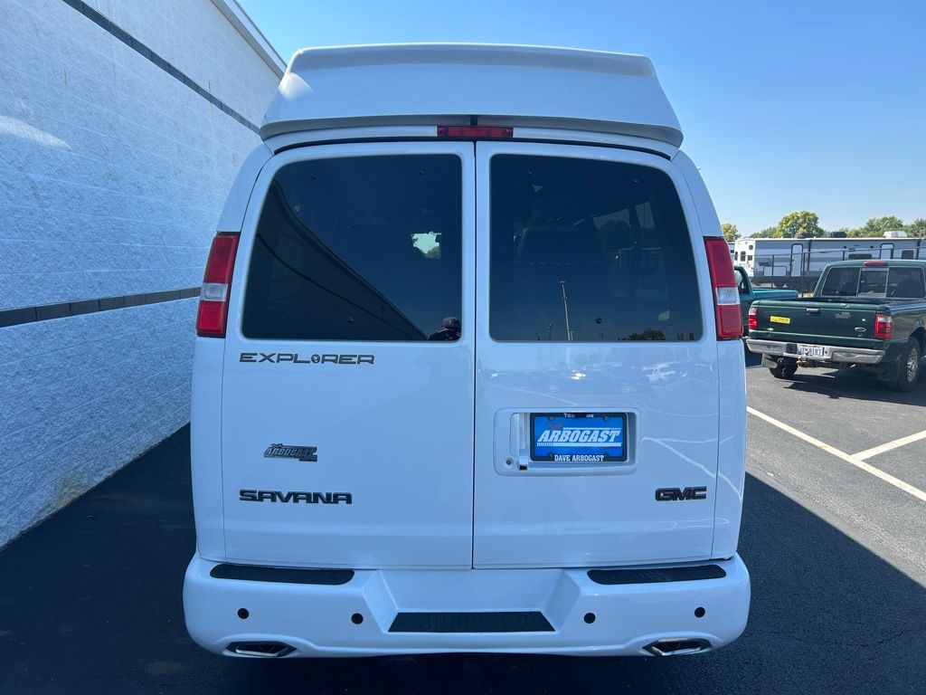 2025 Gmc Savana photo 3