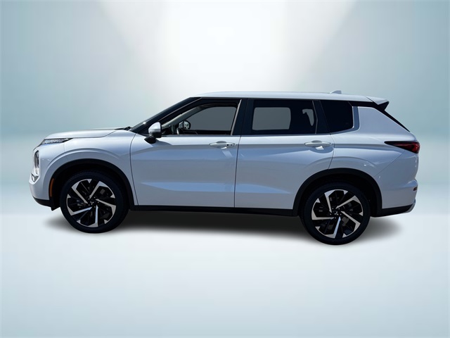 2024 Mitsubishi Outlander SE photo 3