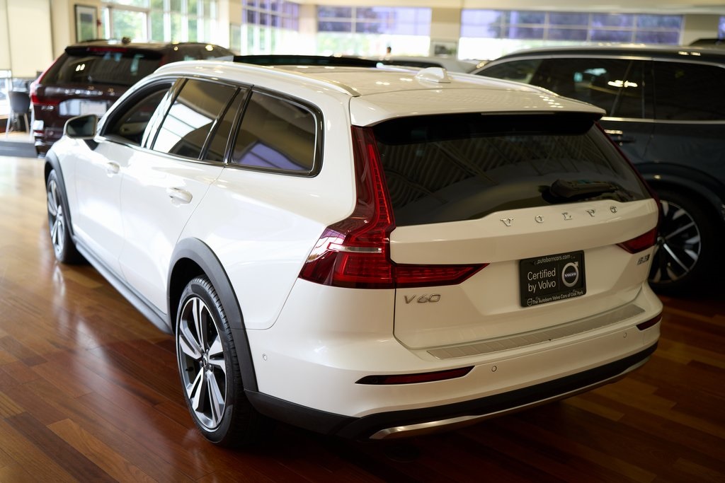 2025 VOLVO V60CC - Image 3