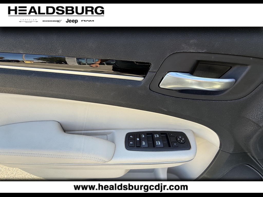 2023 Chrysler 300 Touring photo 8