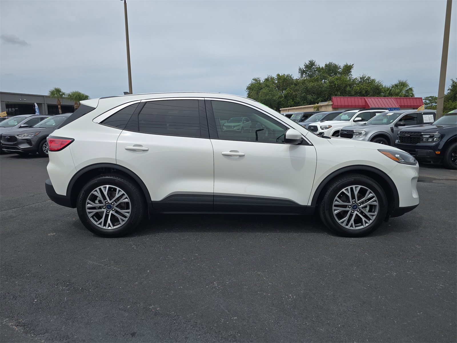 2022 Ford Escape SEL photo 2