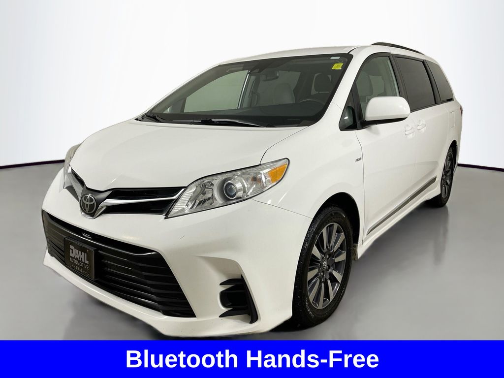 2019 Toyota Sienna LE photo 3