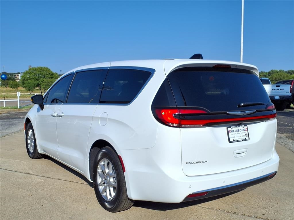 2026 Chrysler Pacifica photo 4