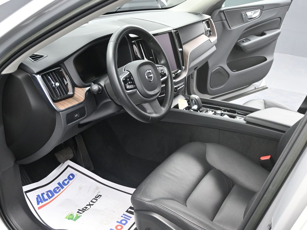 2023 Volvo XC60 B5 Plus photo 10
