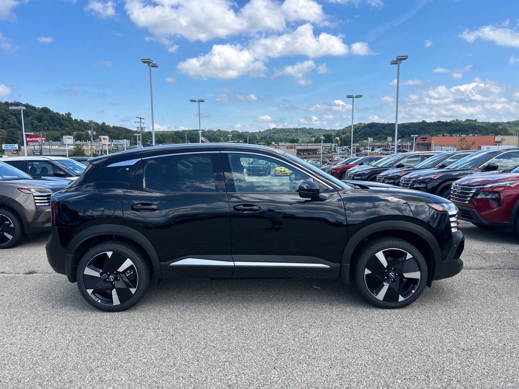 2025 Nissan Kicks SR photo 2