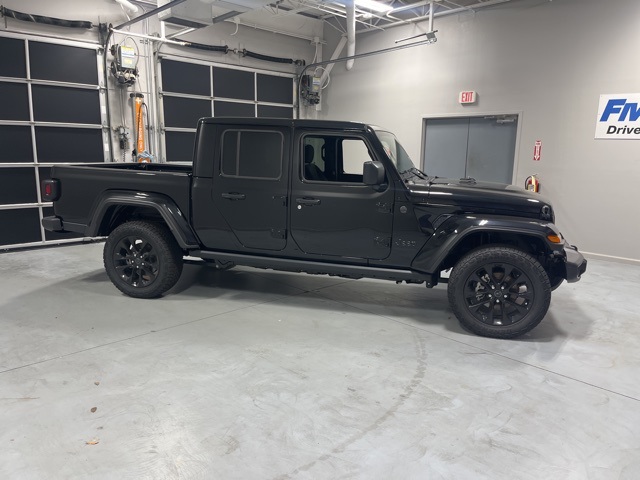2025 Jeep Gladiator Nighthawk's photo